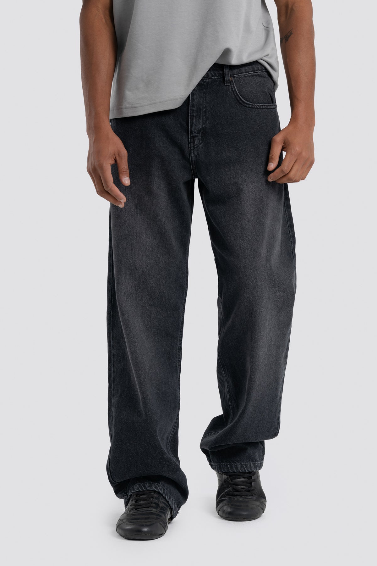 06D-1 Relaxed Charcoal Jeans