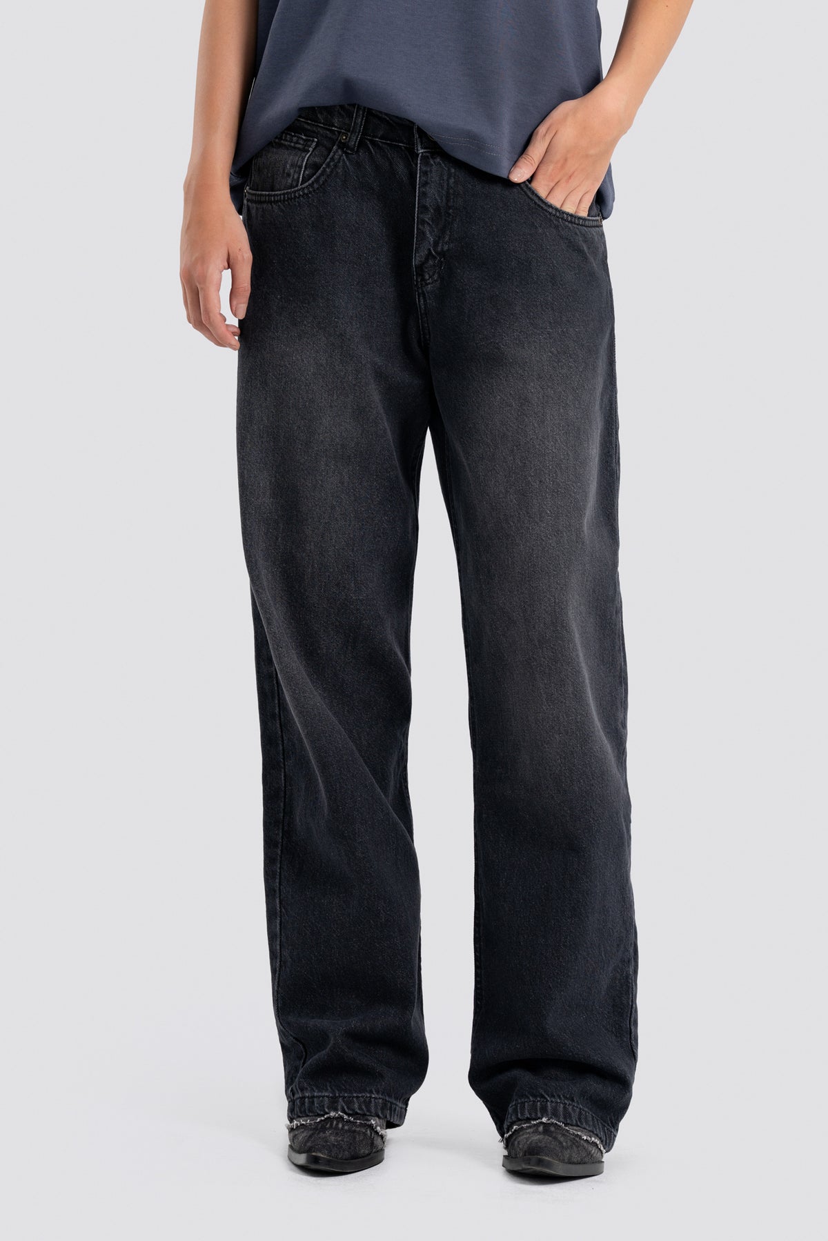 06D-1 Relaxed Charcoal Jeans