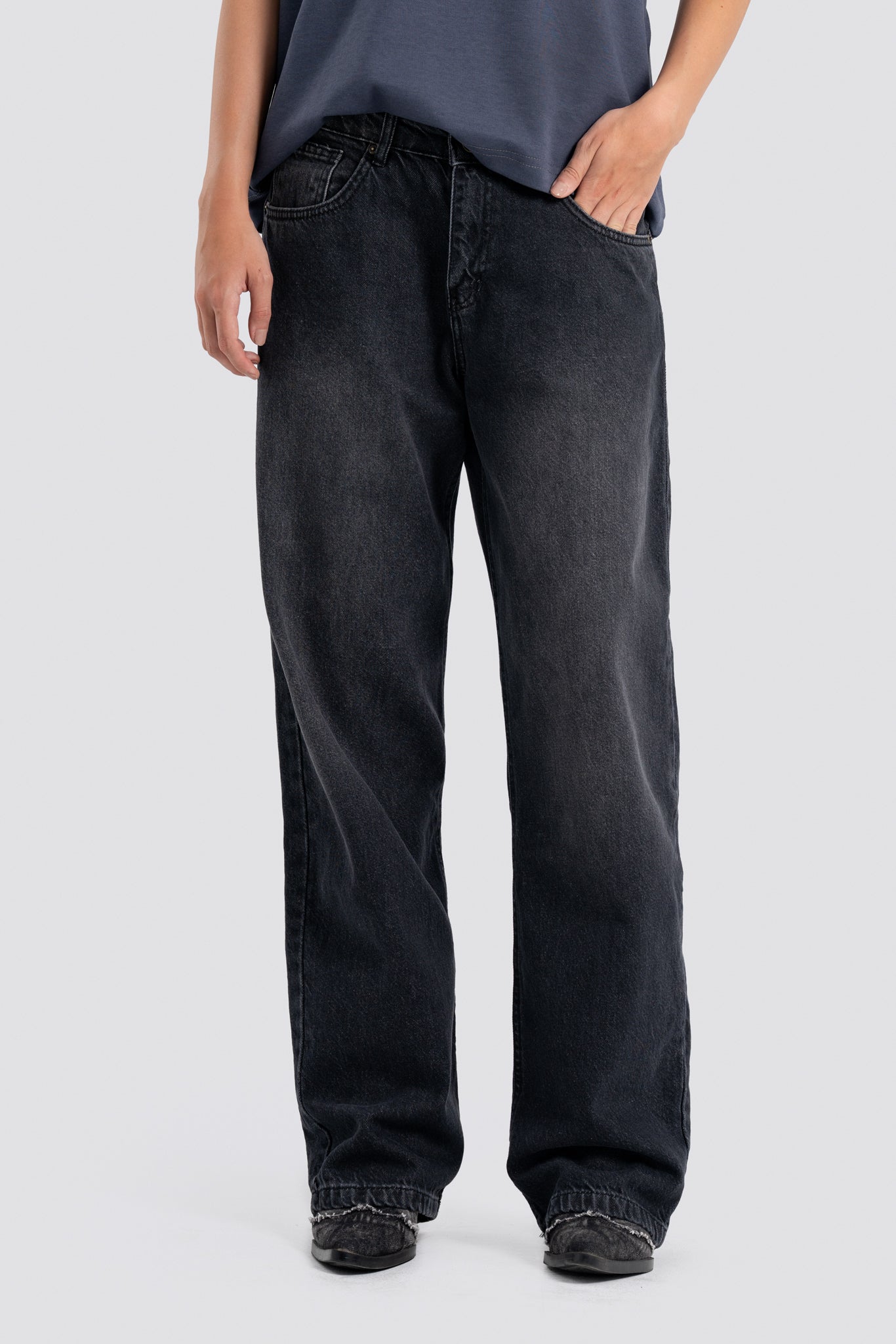 06D-1 Relaxed Charcoal Jeans
